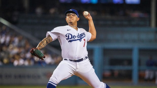 Julio Urías lanzando en juego de los Dodgers en 2022